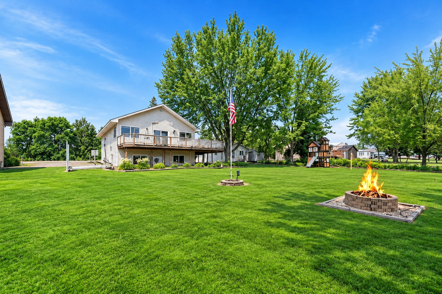 Lush large front yard with firepit.png