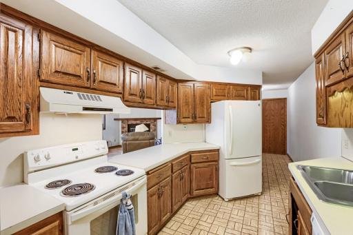 4183 Hilltop Point - Web Quality - 018 - 17 Kitchen.jpg