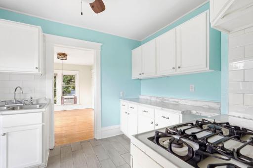 Upper kitchen gas range