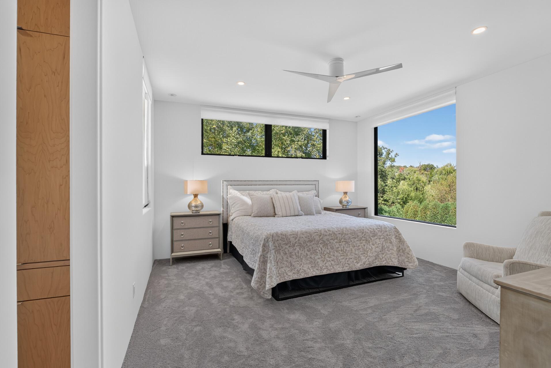 (Upper-level bedroom #4)