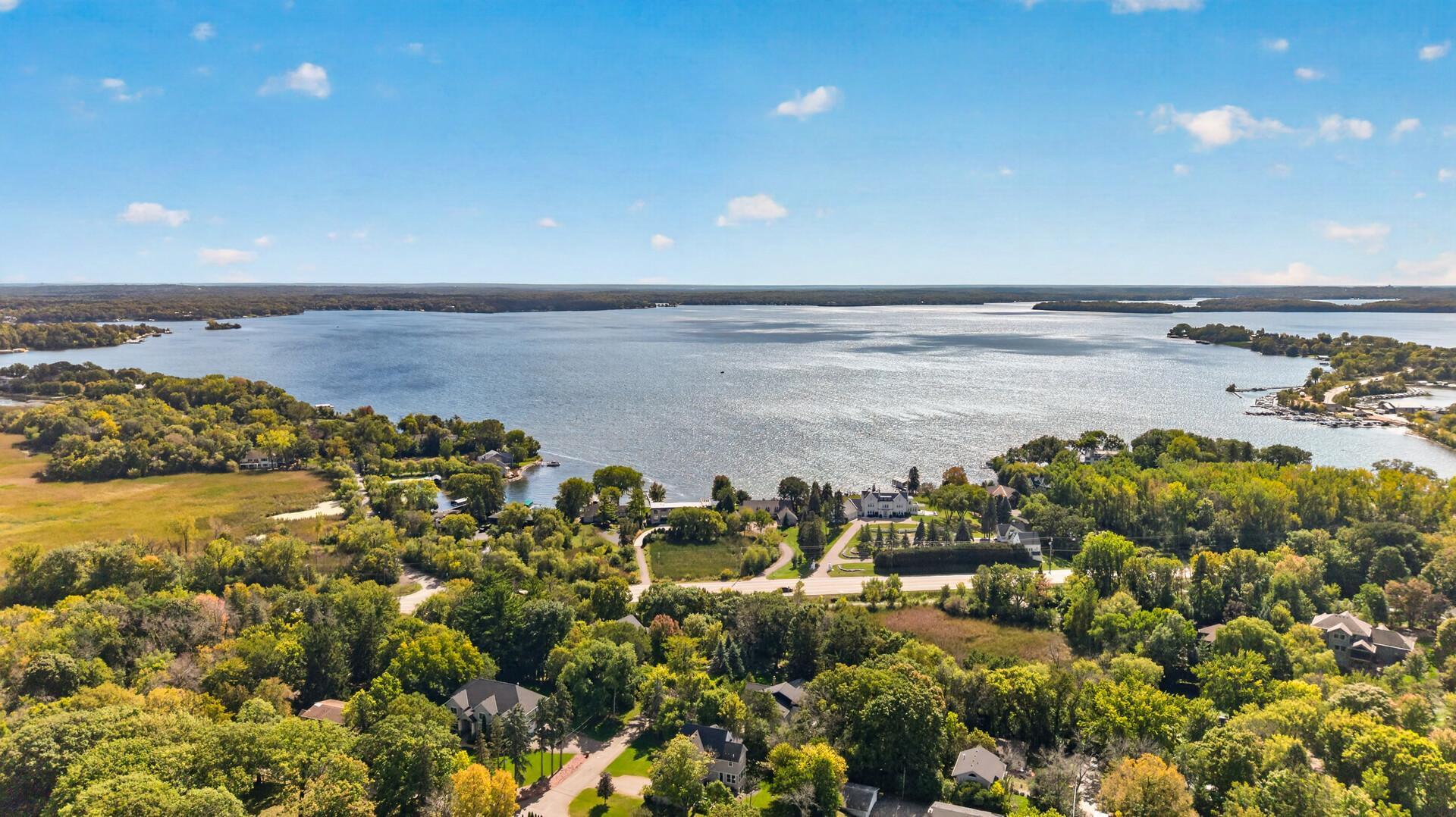 The setting on Browns Bay is exceptional, with 120-ft of level shoreline and south-facing views across more than 14,000 acres of lake. Explore the many islands and bays, or boat to several restaurants right from home.