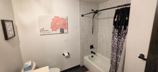 Fully tiled surround for the tub.