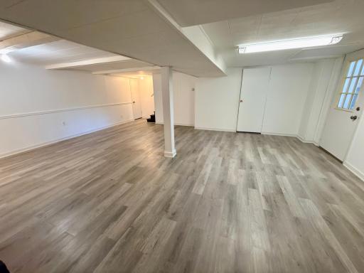26 Family Room.JPG