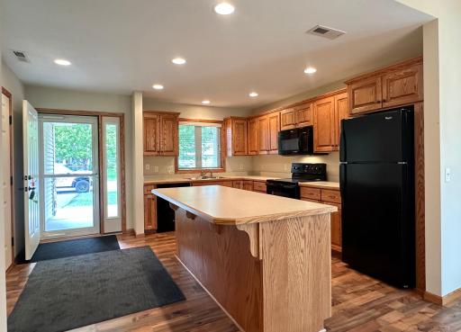 The breakfast bar completes this great kitchen.