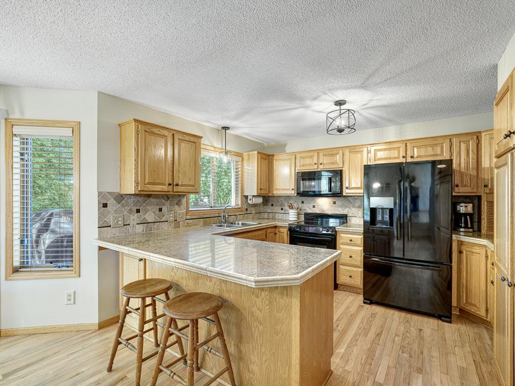 8 - Kitchen (2).jpg