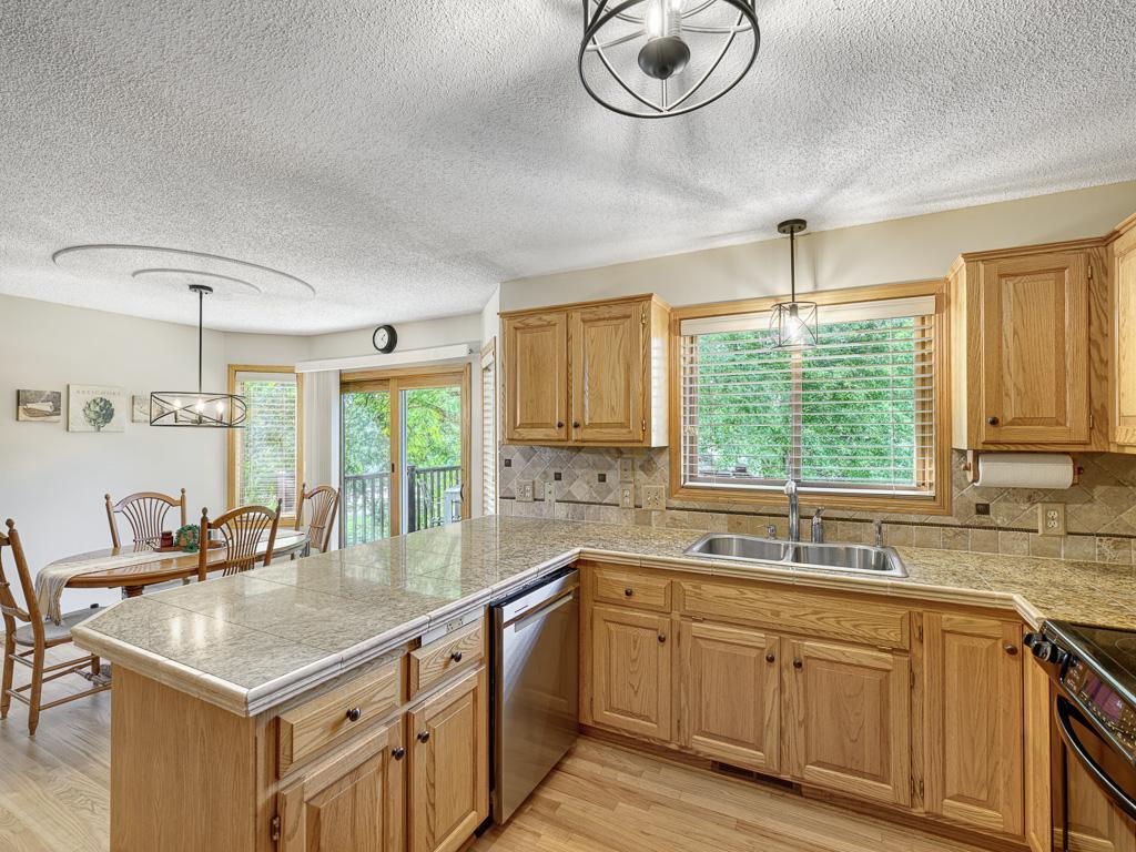 10 - Kitchen.jpg