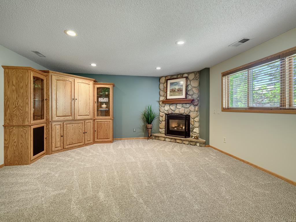 20 - Family Room.jpg