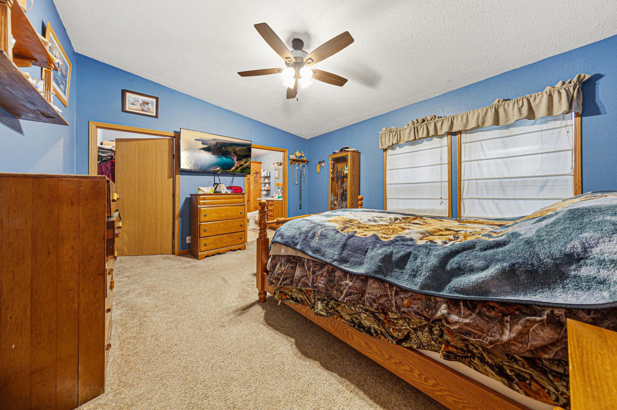 25 Main bedroom.jpg