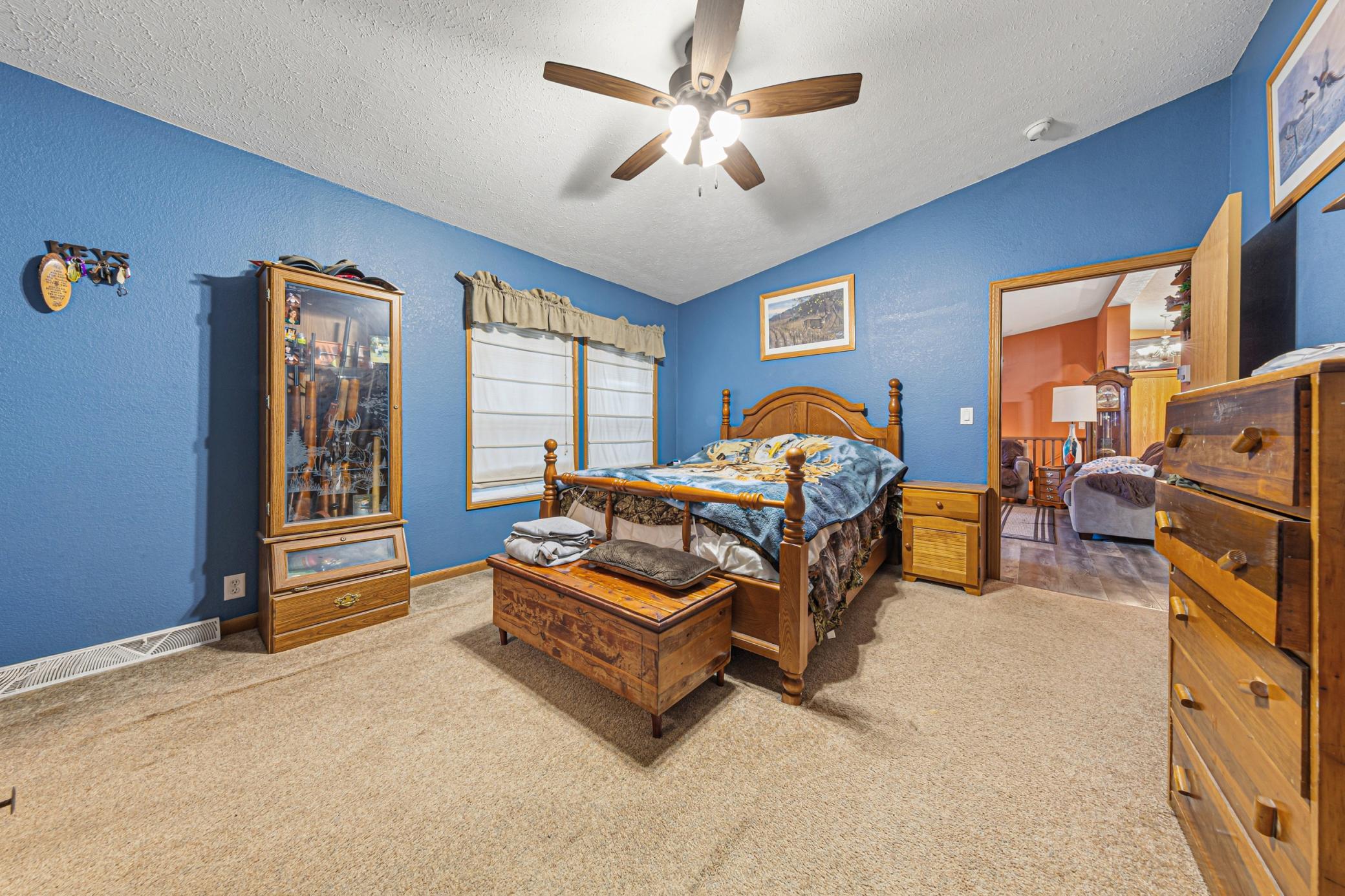 26 Main bedroom (1).jpg