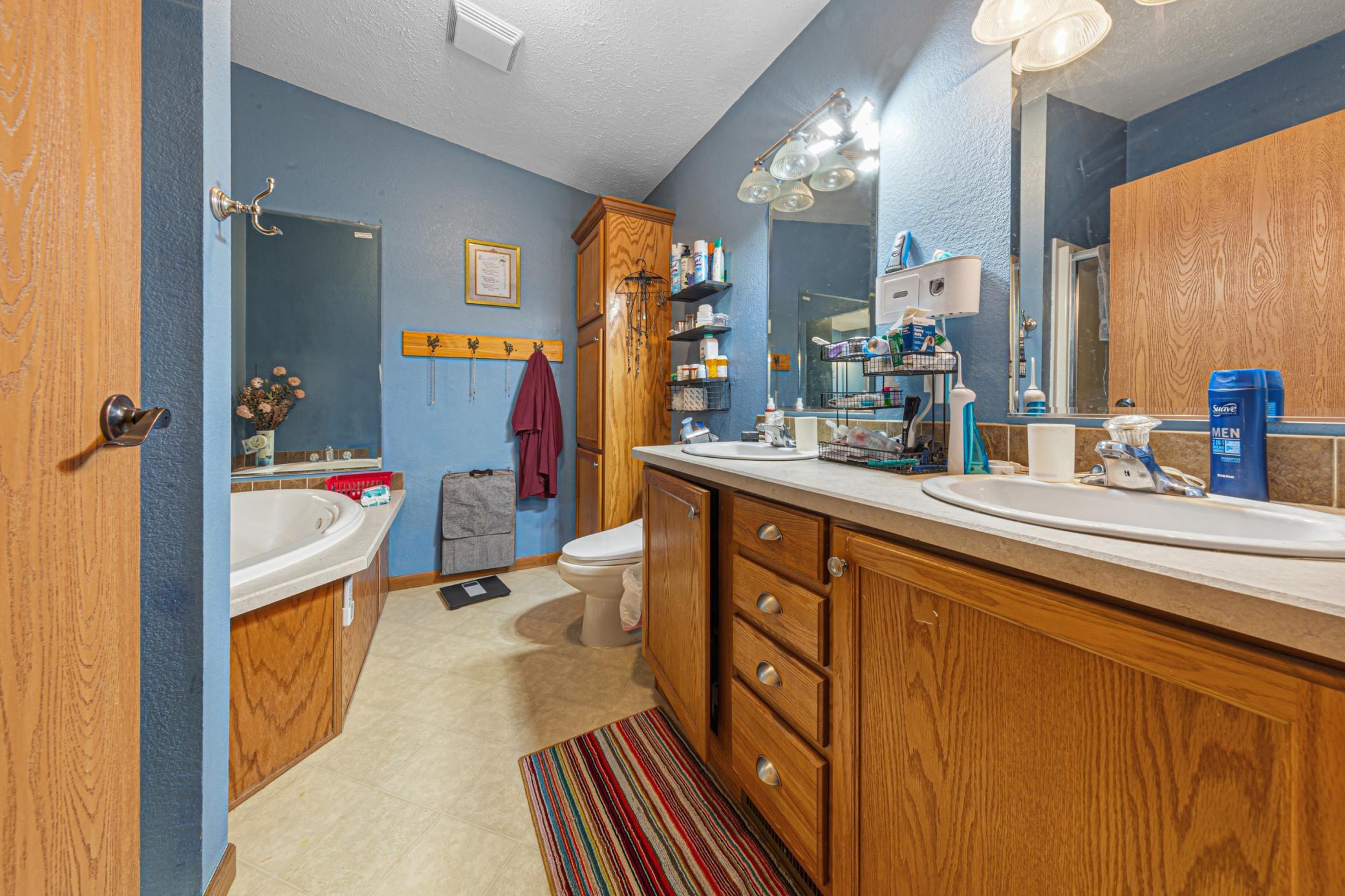 28 Main bathroom.jpg