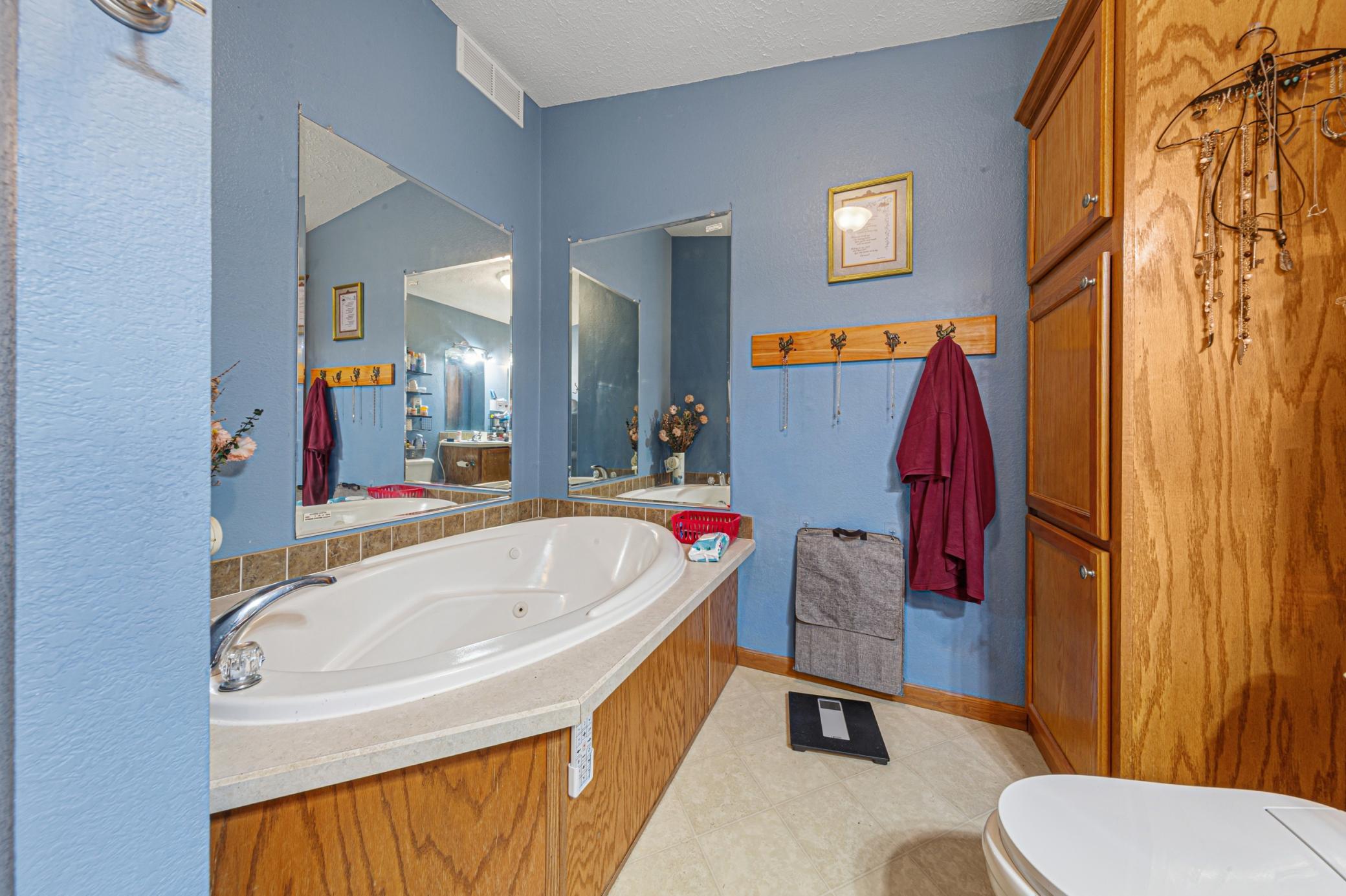 29 Main bathroom.jpg