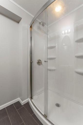 30_Lower_Level_Shower.jpg