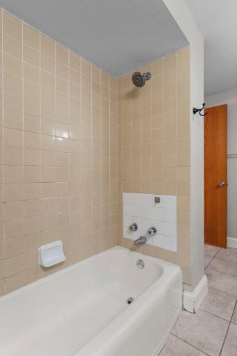 24_Upper_Level_Tub_and_Shower.jpg