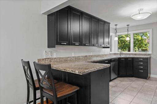 12_Kitchen_Peninsula.jpg