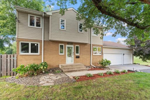 03_Front_Entry_and_Landscaping.jpg