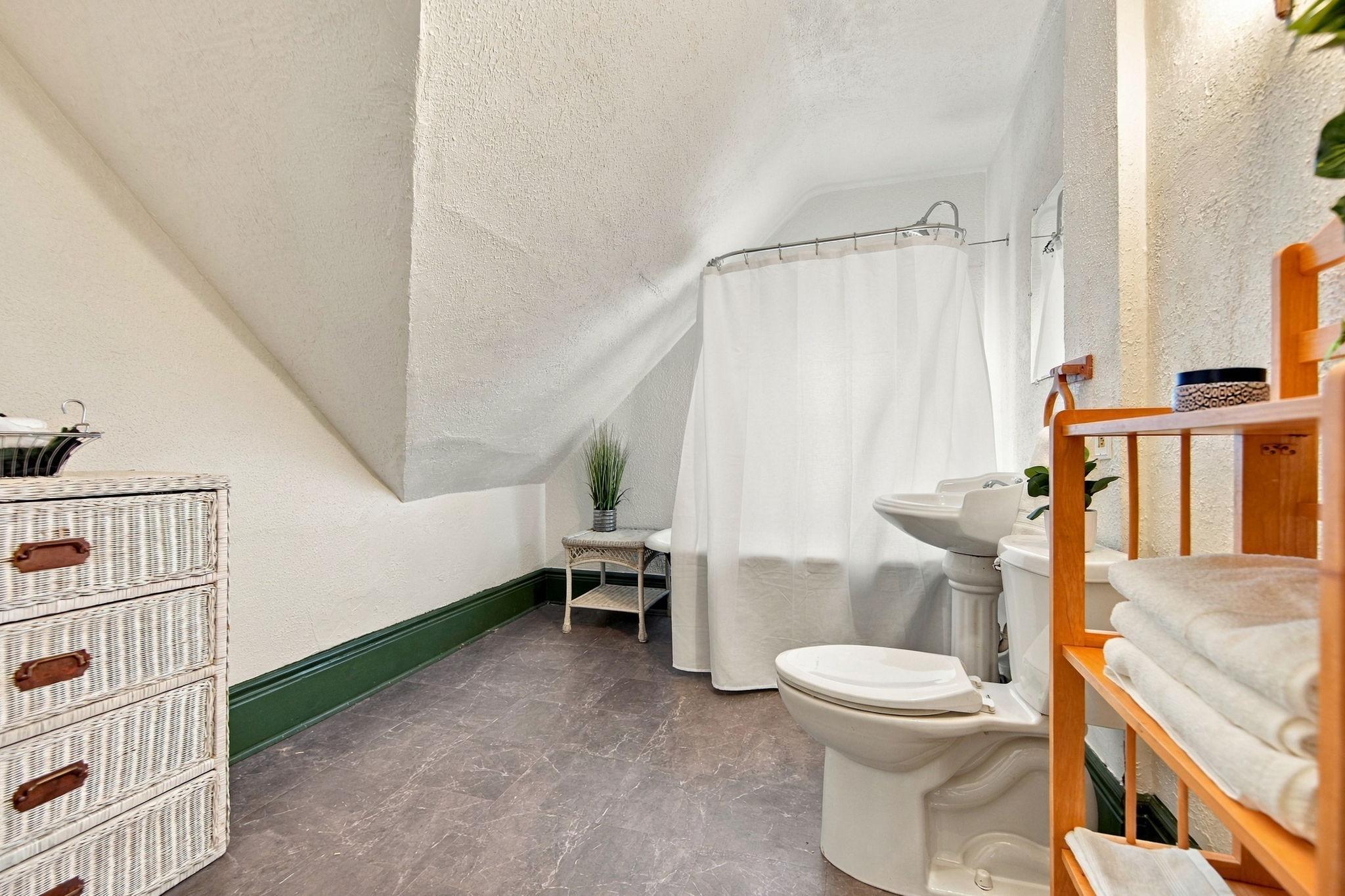 Full bath - upper level