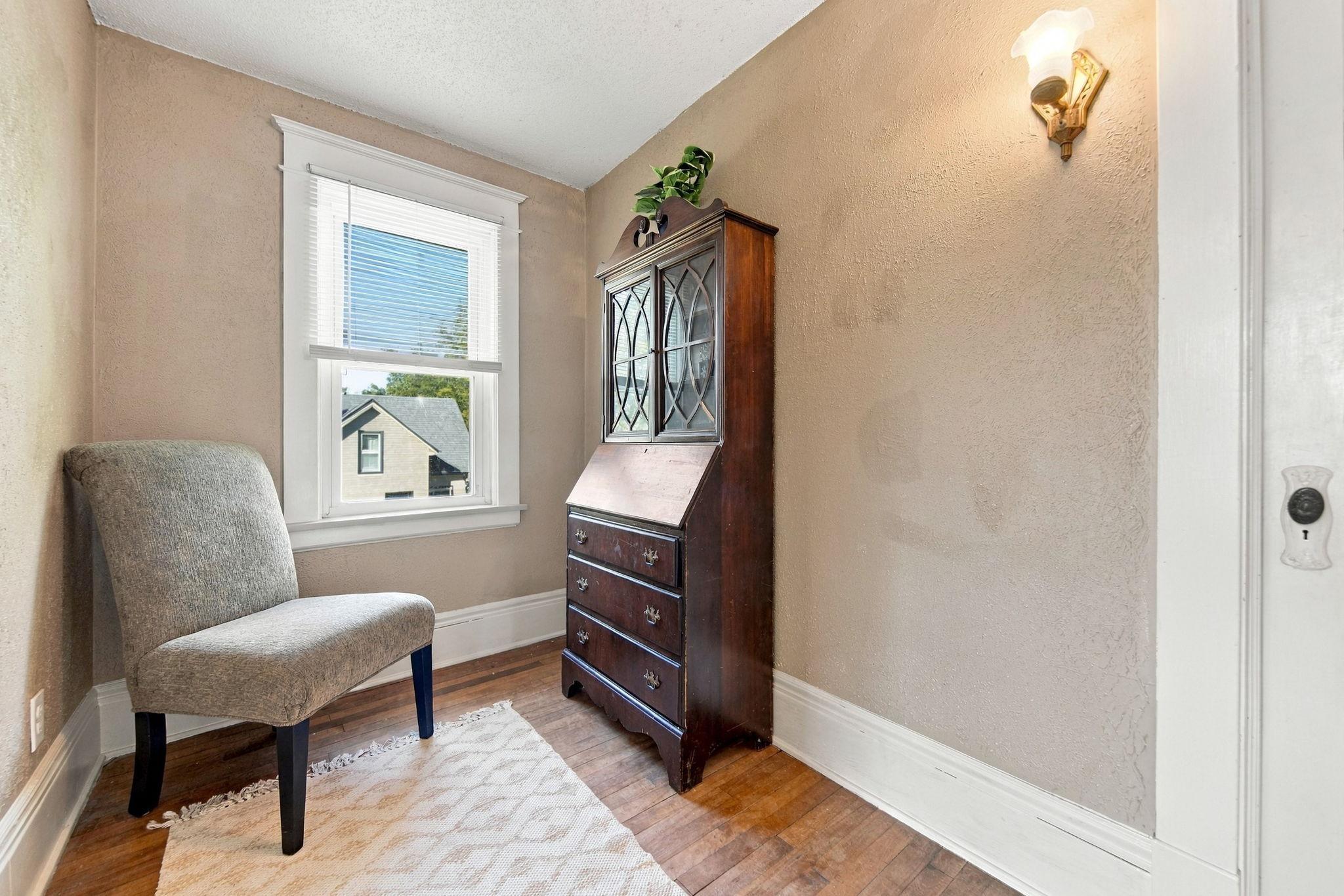 Office space, extra storage, cozy area between bedrooms