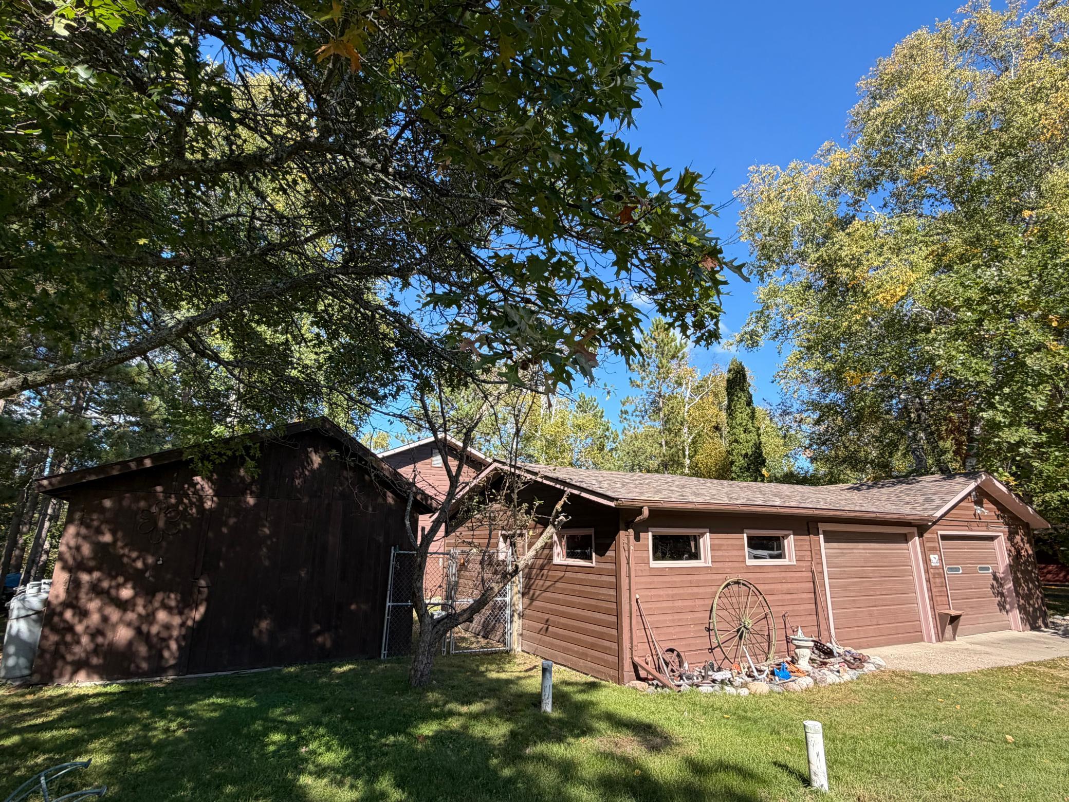 Spacious shed next to the garage.