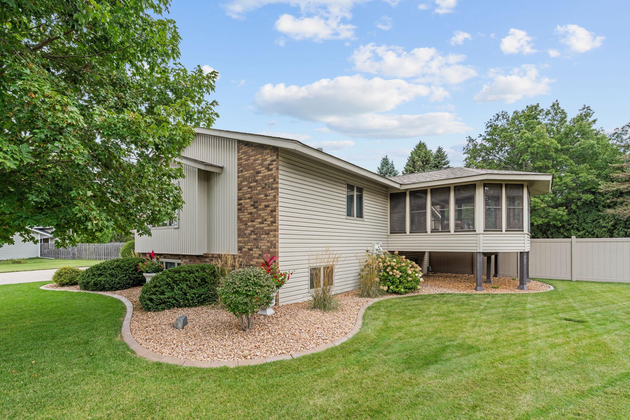 5-web-or-mls-4760 Larson Rd-4.jpg