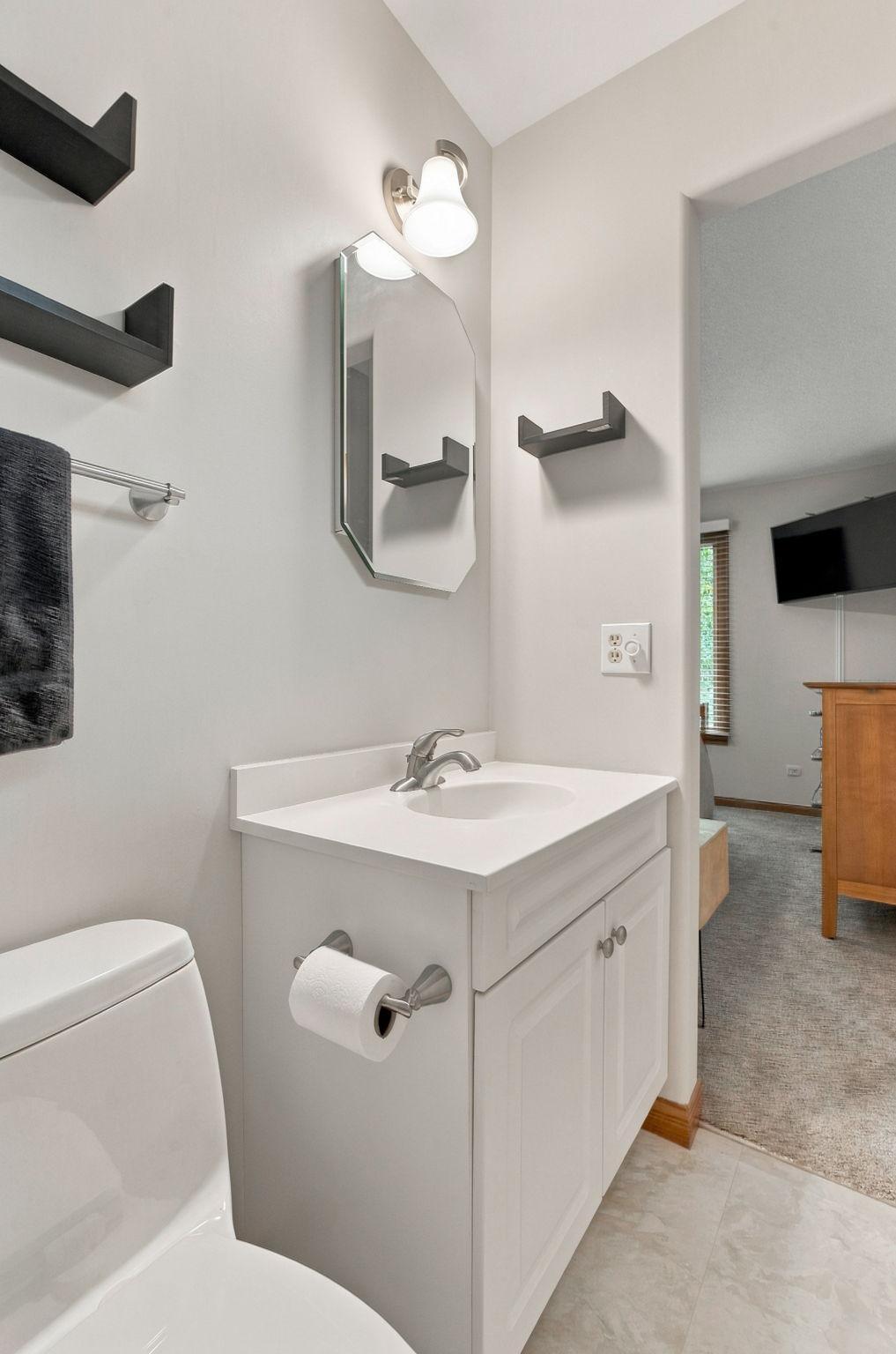 53-web-or-mls-4760 Larson Rd Interiors-26.jpg