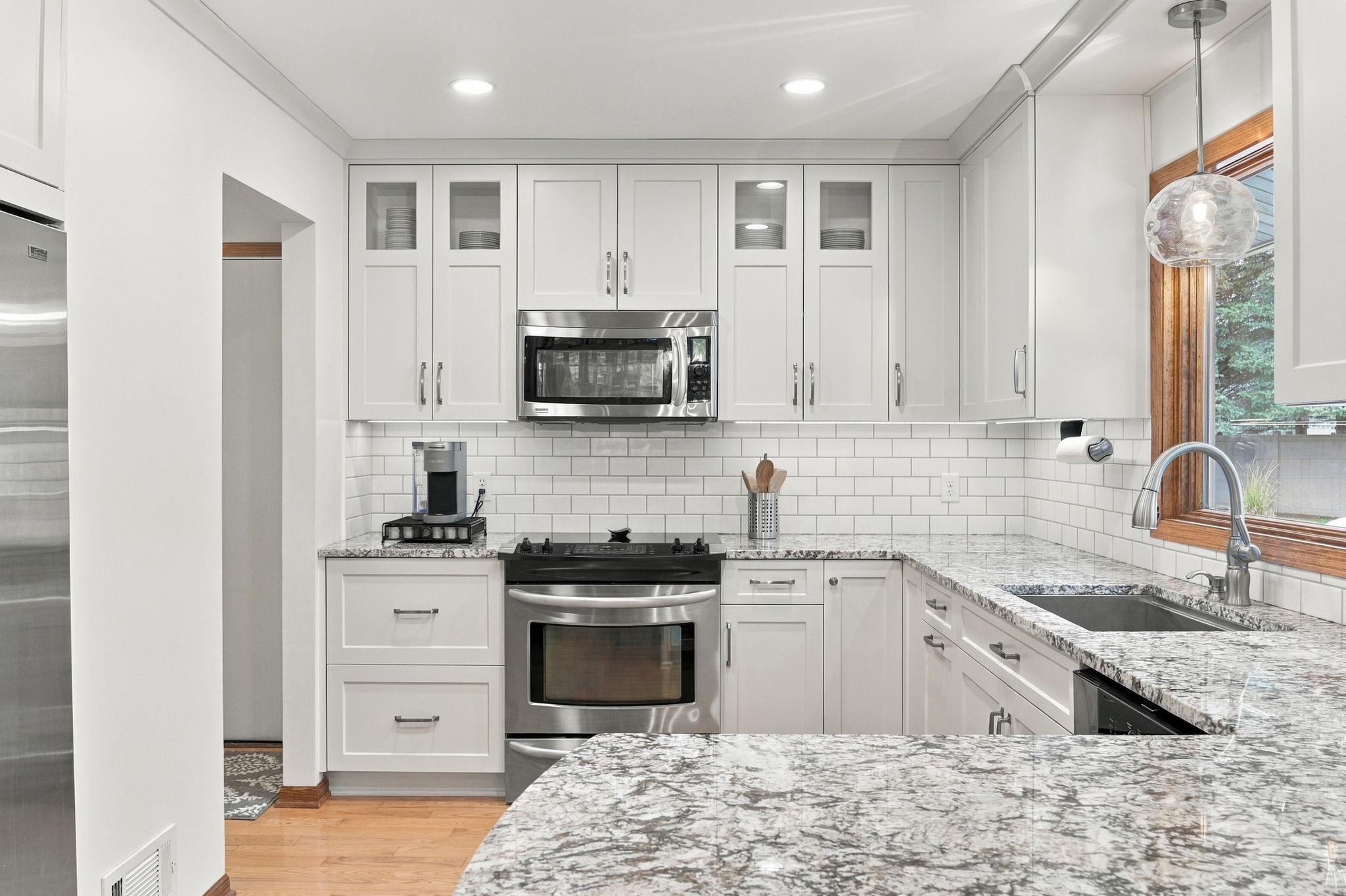 30-web-or-mls-4760 Larson Rd Interiors-3.jpg