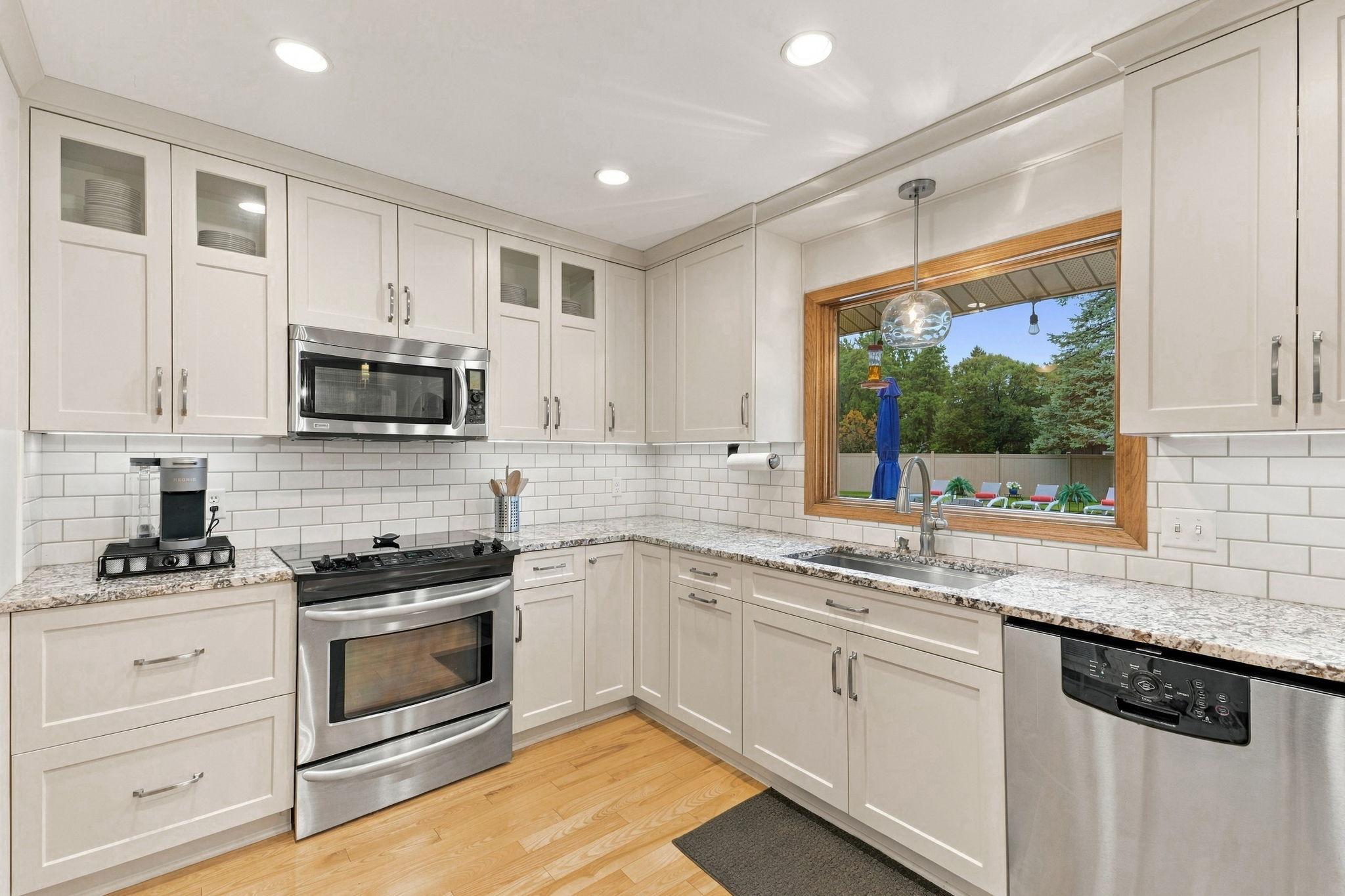 31-web-or-mls-4760 Larson Rd Interiors-4.jpg
