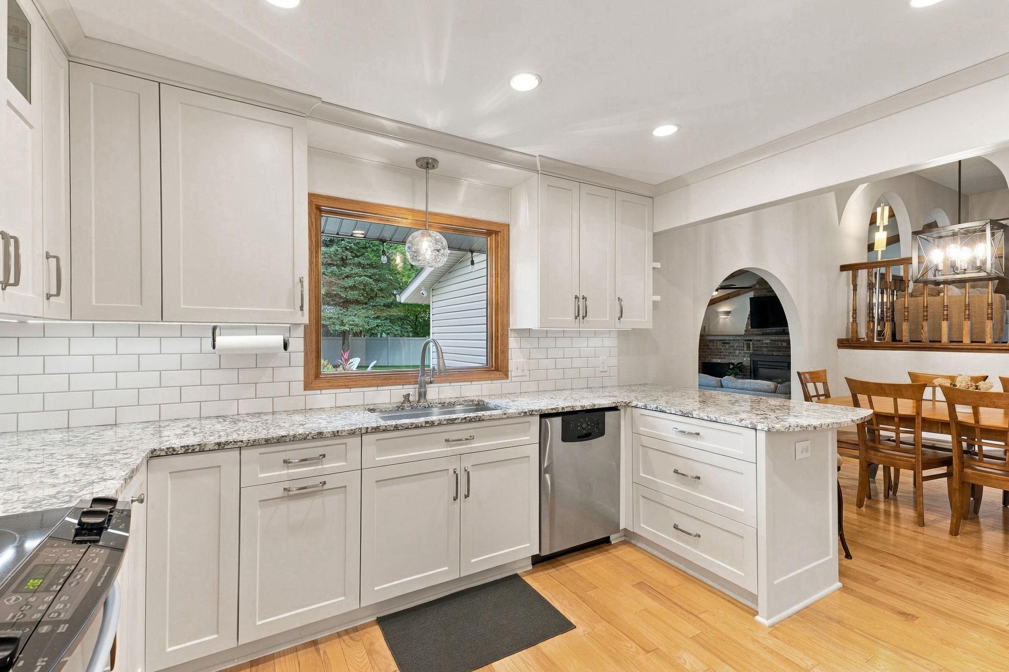 32-web-or-mls-4760 Larson Rd Interiors-5.jpg