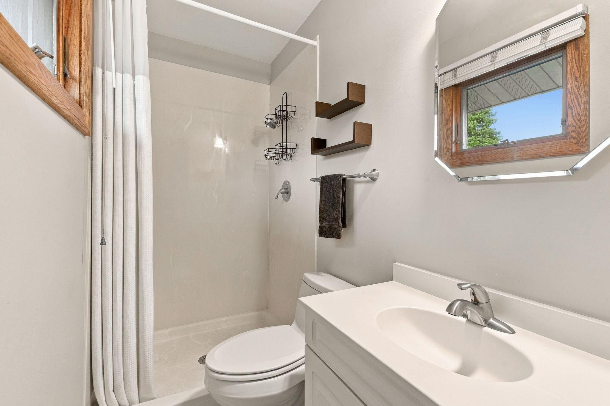 52-web-or-mls-4760 Larson Rd Interiors-25.jpg