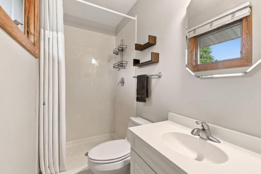 52-web-or-mls-4760 Larson Rd Interiors-25.jpg