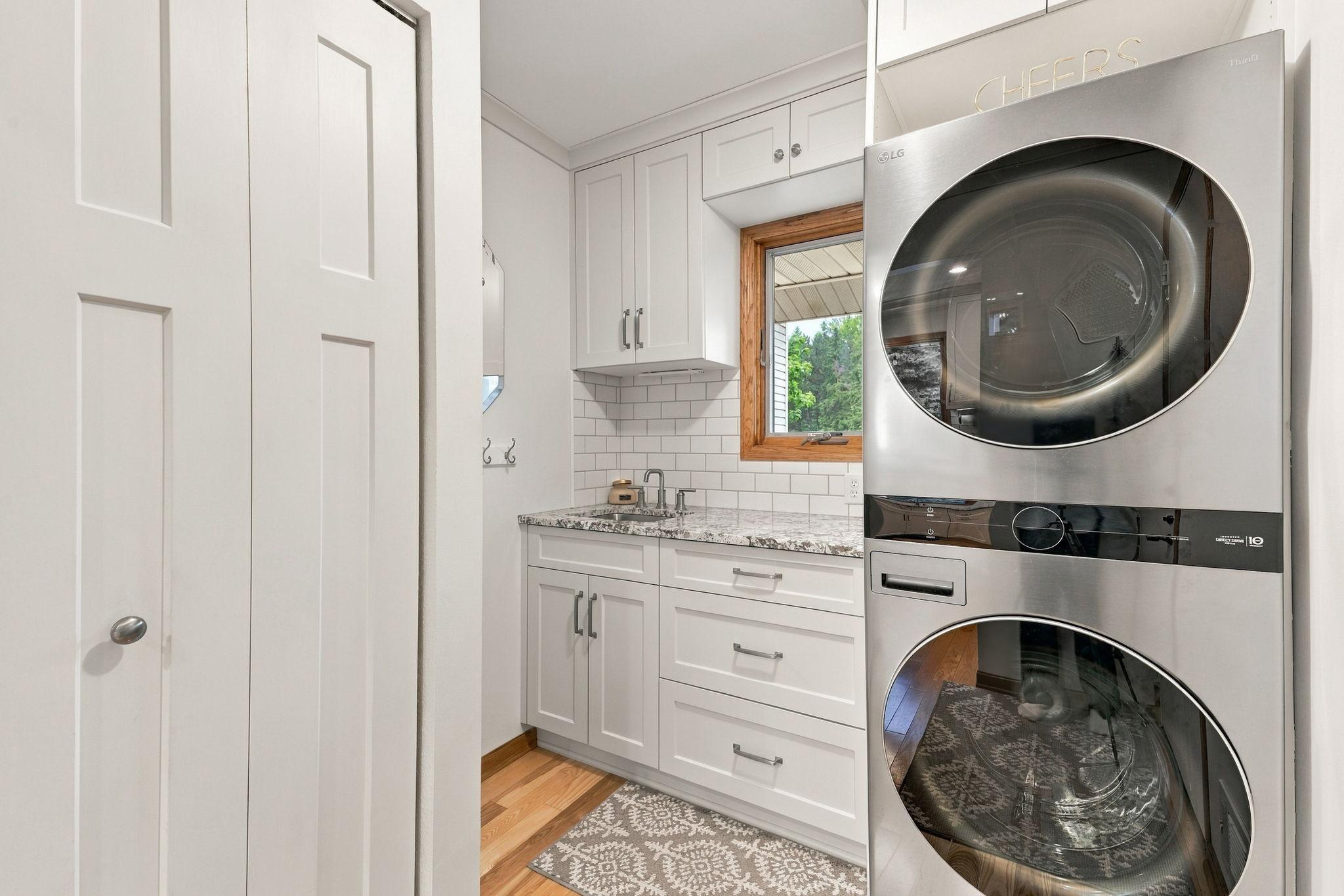 48-web-or-mls-4760 Larson Rd Interiors-21.jpg