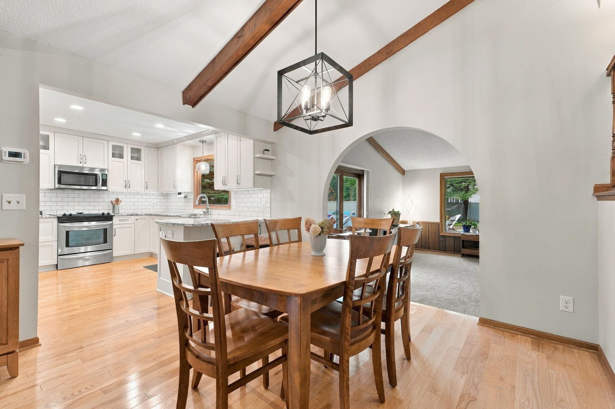 35-web-or-mls-4760 Larson Rd Interiors-8.jpg