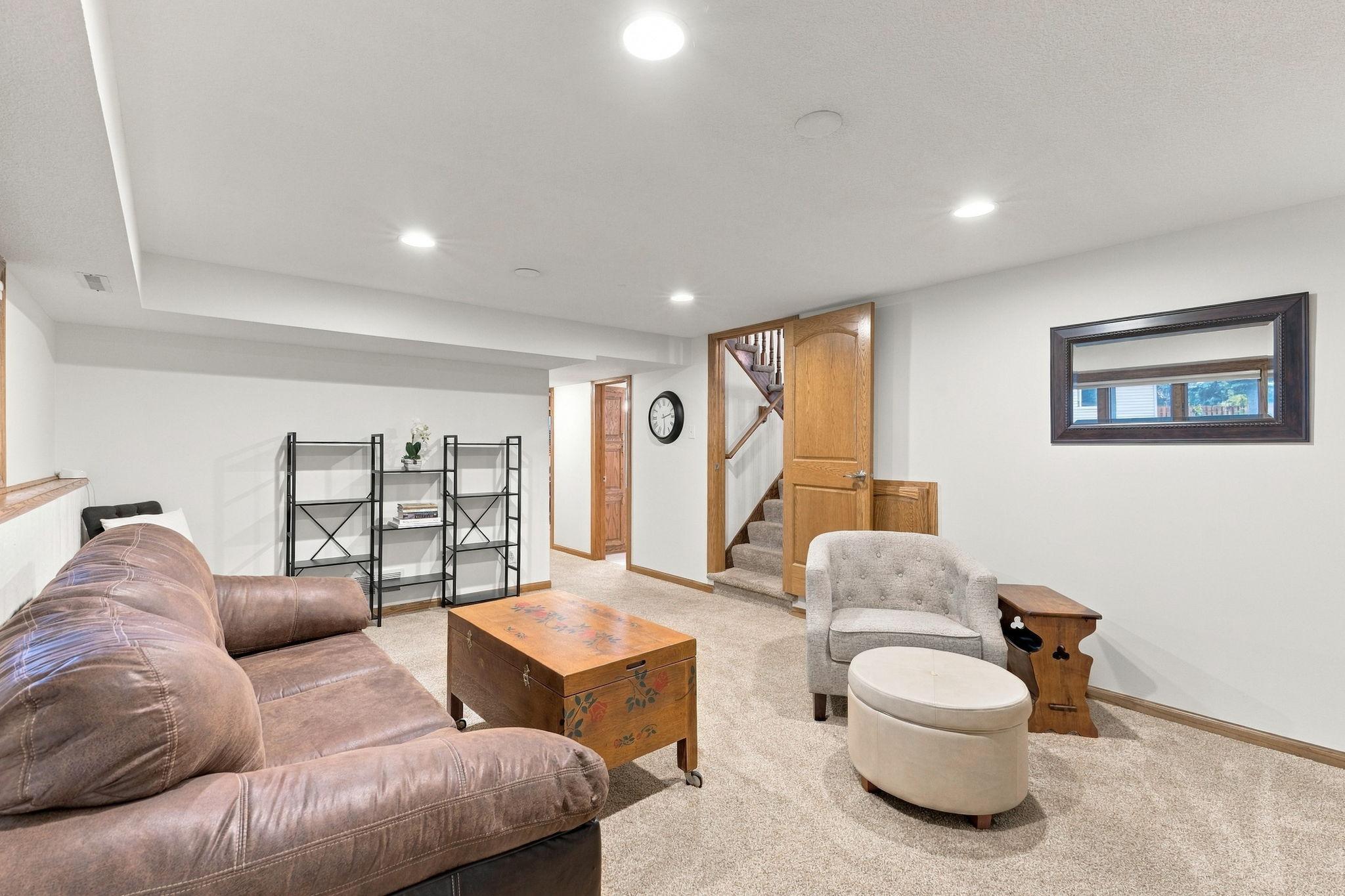 62-web-or-mls-4760 Larson Rd Interiors-35.jpg