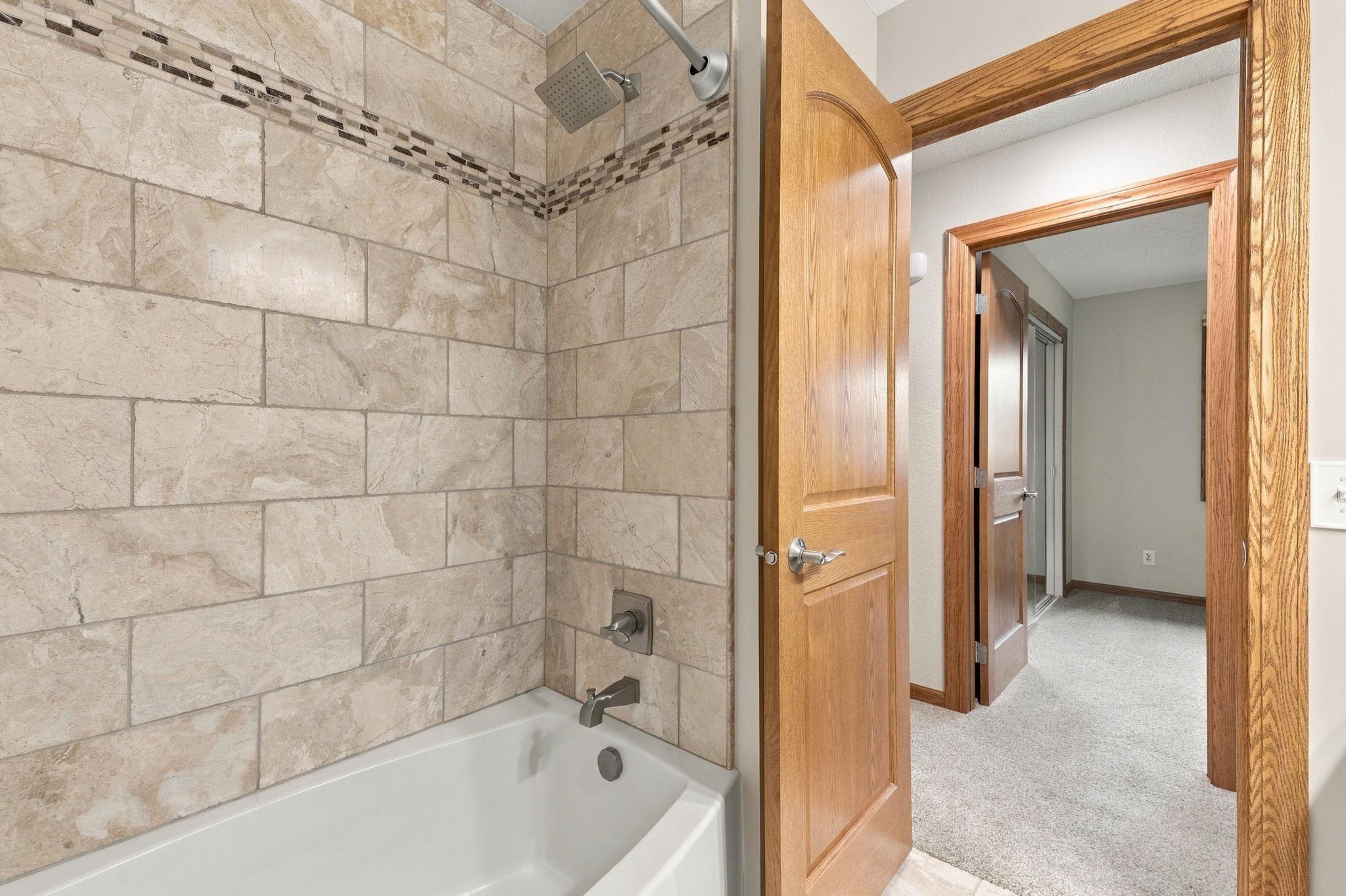58-web-or-mls-4760 Larson Rd Interiors-31.jpg