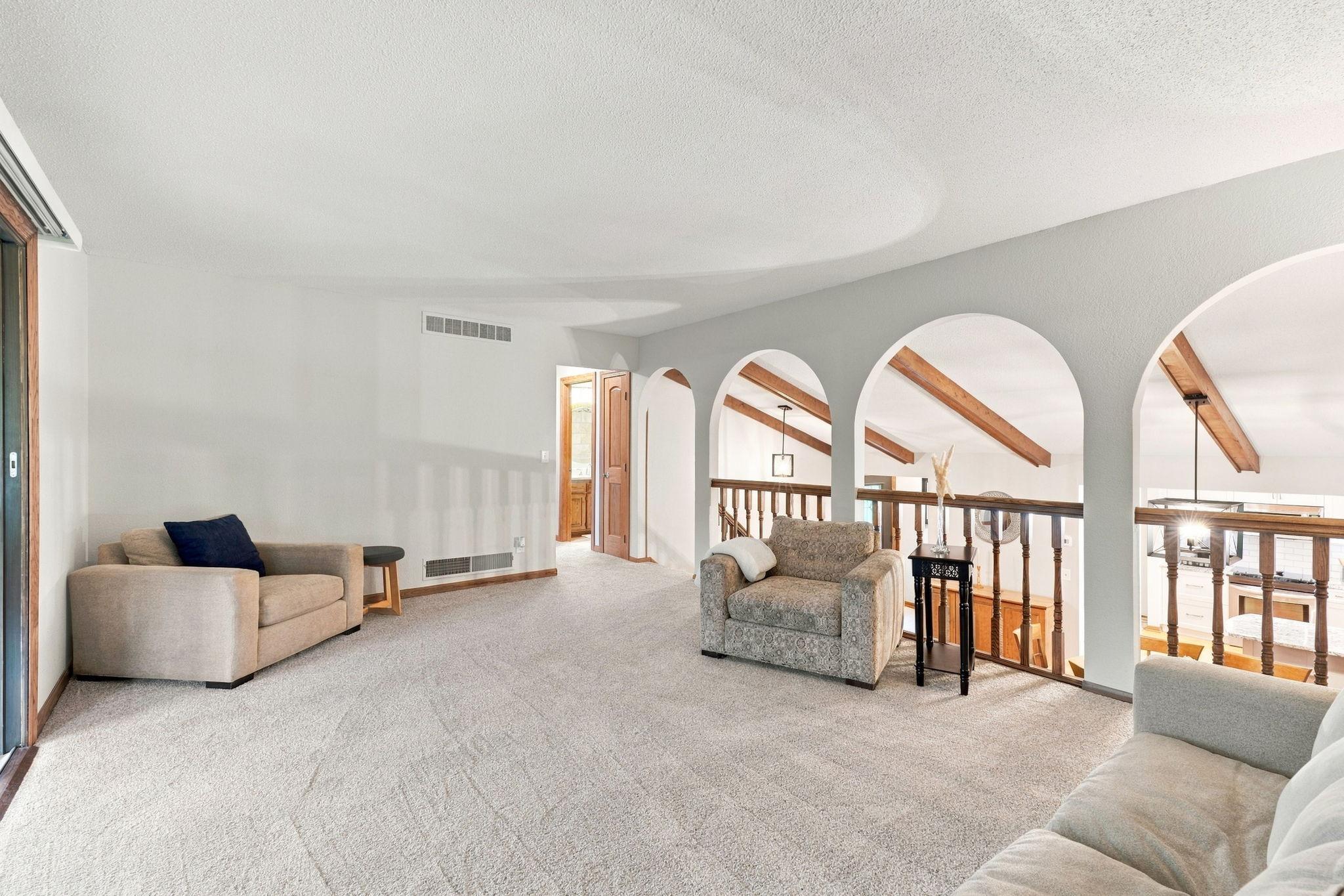 42-web-or-mls-4760 Larson Rd Interiors-15.jpg
