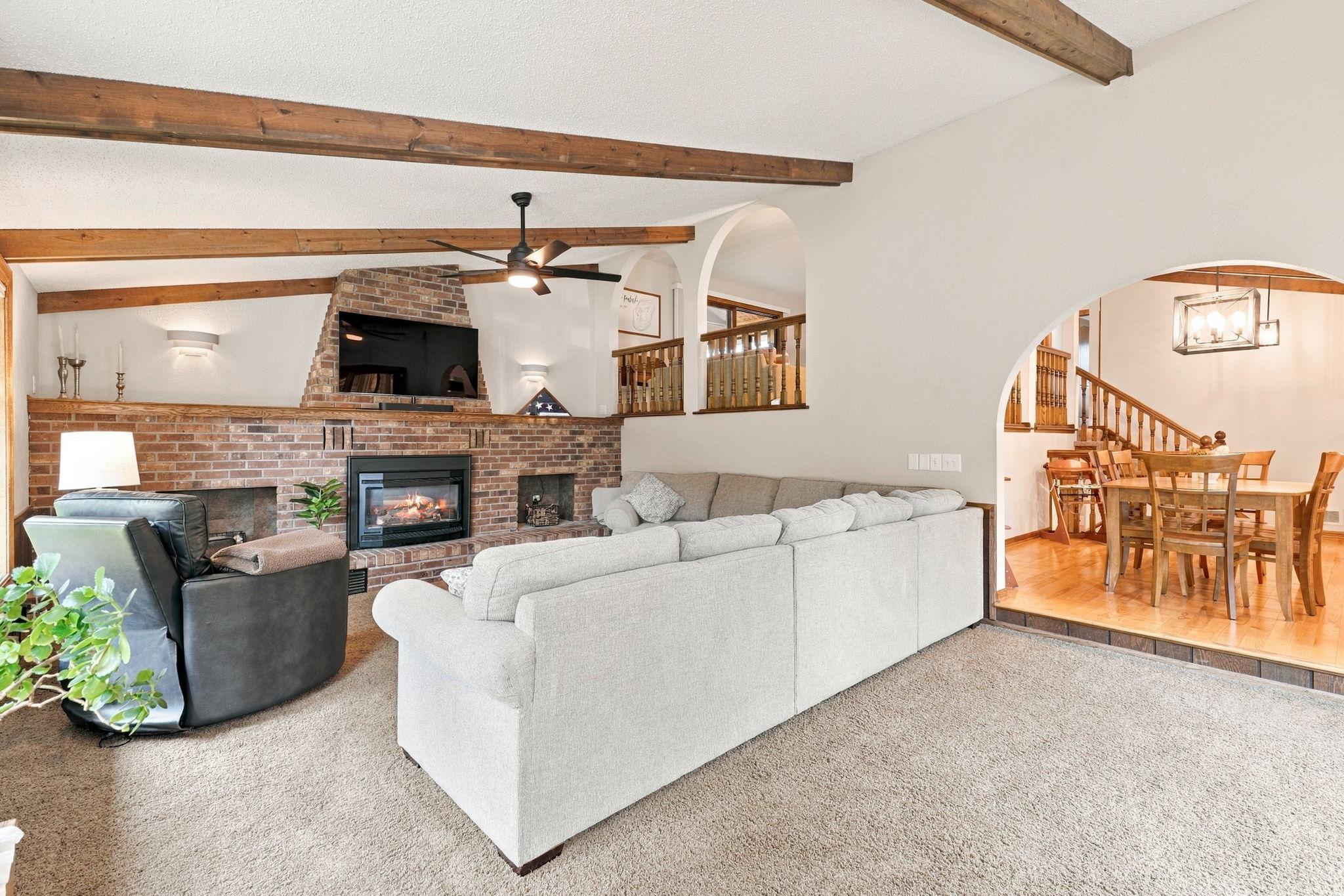 38-web-or-mls-4760 Larson Rd Interiors-11.jpg