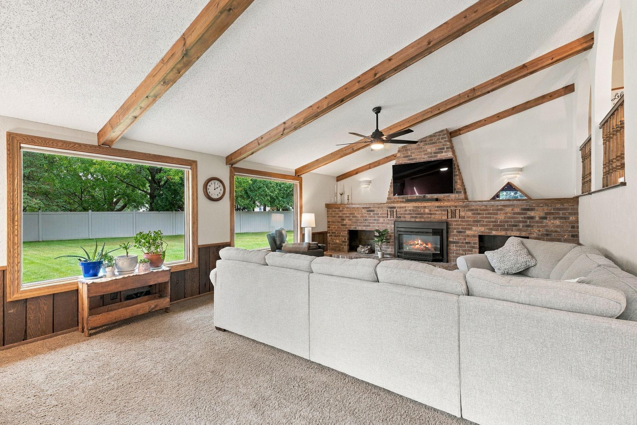 36-web-or-mls-4760 Larson Rd Interiors-9.jpg