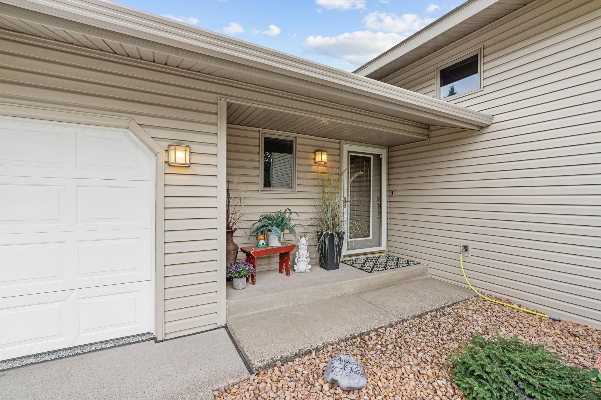 6-web-or-mls-4760 Larson Rd-5.jpg