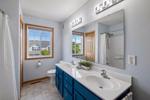 20 Full Bath 01 4887 Ct - 0025.jpg
