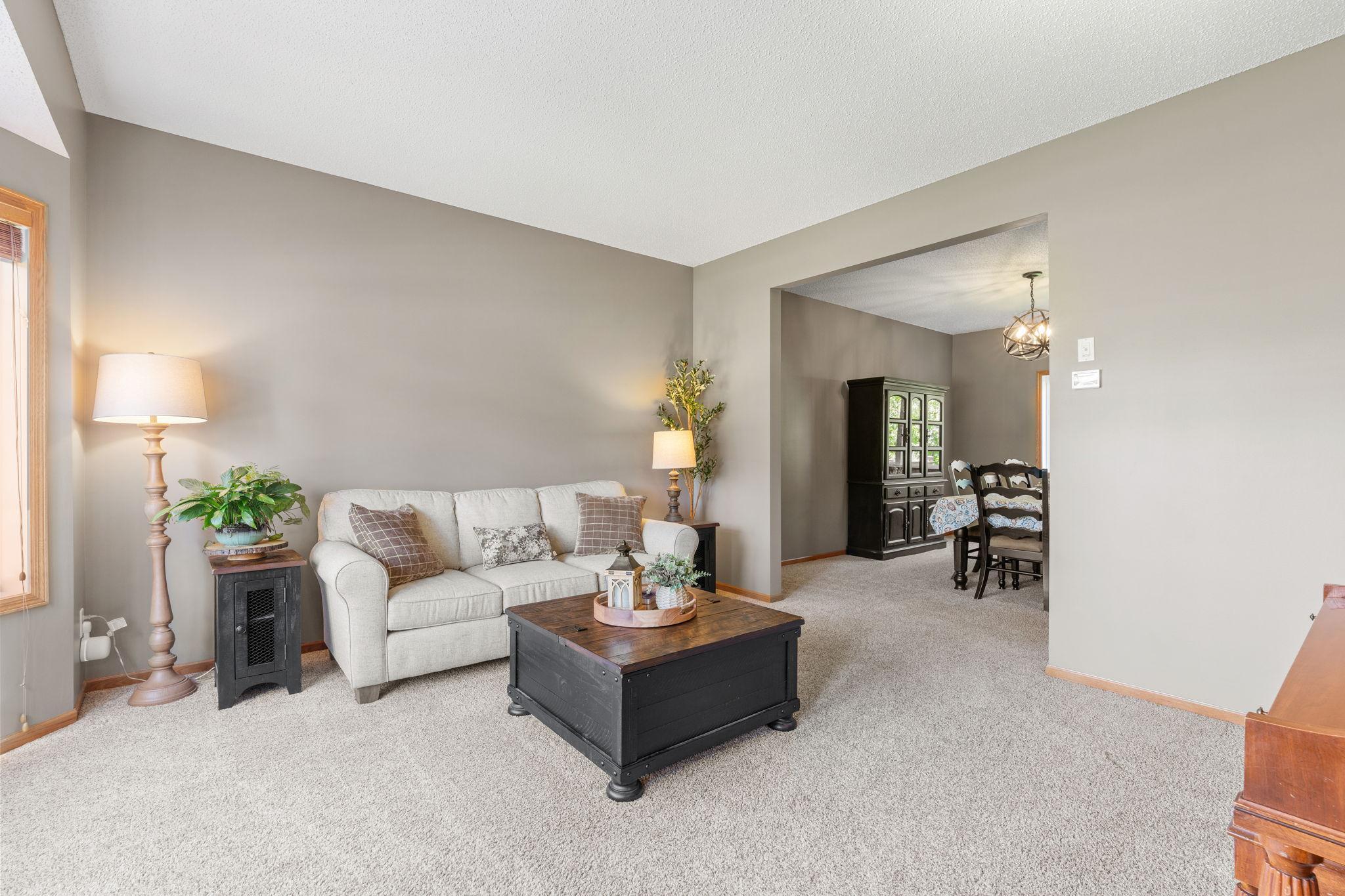 20-web-or-mls-746 Riesgraf Rd-20.jpg