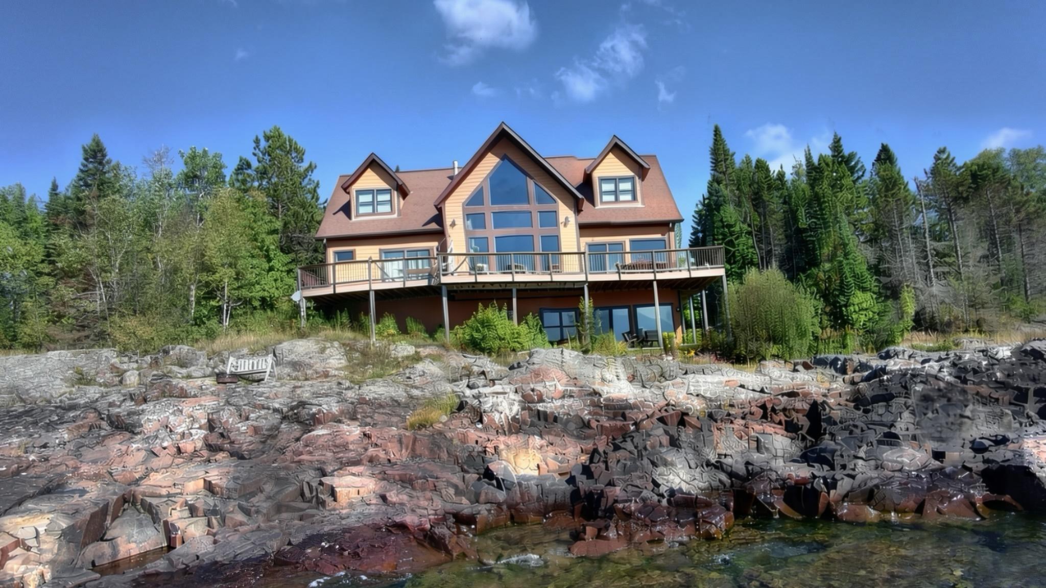 Front.jpg with accessible ledgerock to Lake Superior
