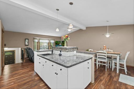 Large center island for entertaining with 2nd sink