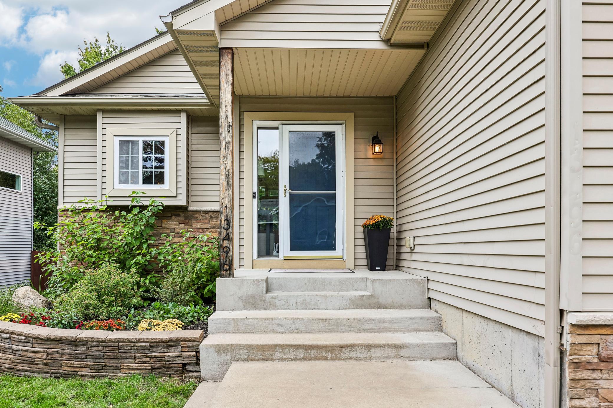 Exterior - Front Entryway.jpg
