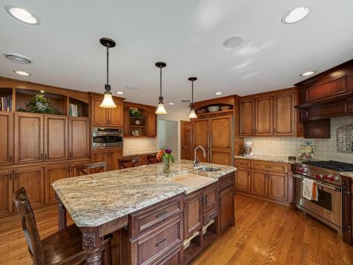 Imagine entertaining your friends/ family at this impressive center island breakfast bar!