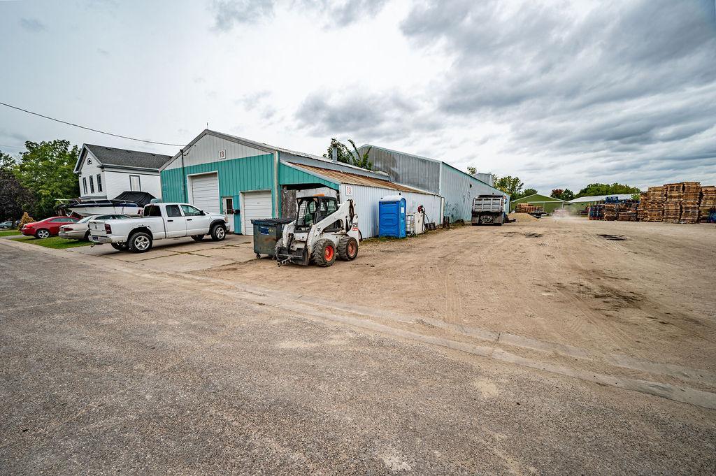 Back Workshop w/parking & outside storage available