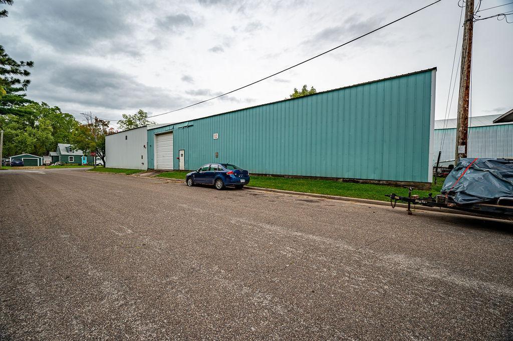 Side View of Warehouse w/multiple entrances