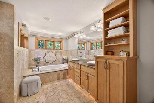 4400 Ettenmoor Lane SW, Rochester, MN 55902