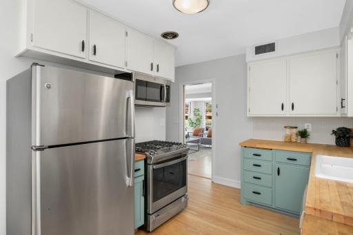 1424 Almond Avenue, Saint Paul, MN 55108