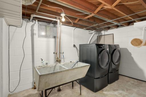 1424 Almond Avenue, Saint Paul, MN 55108