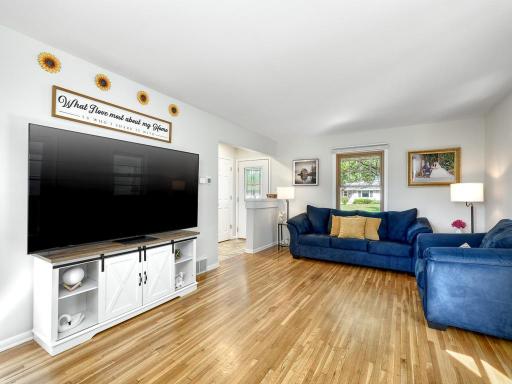 4 - Living Room.jpg