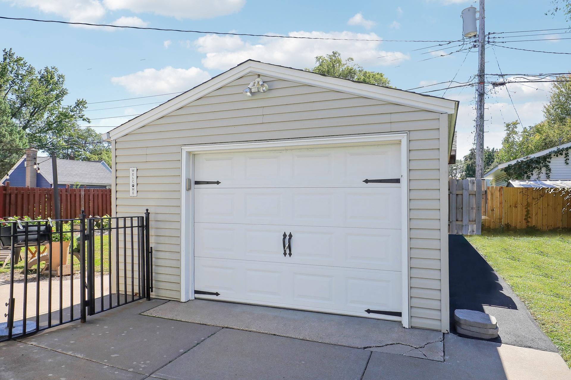 Oversized 2-car garage